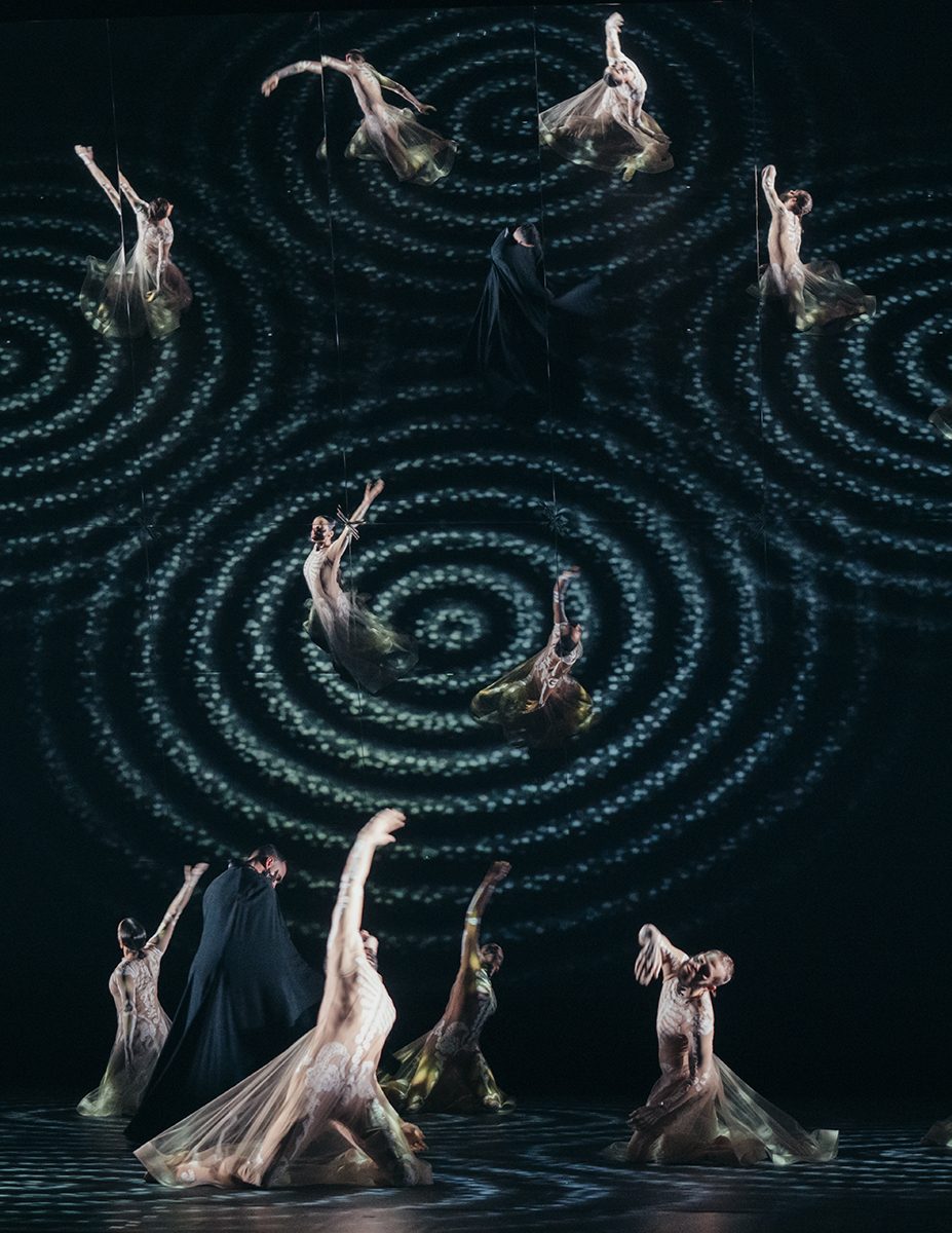 Boléro stage and mirrored scenic space at Grand Théâtre de Genève
